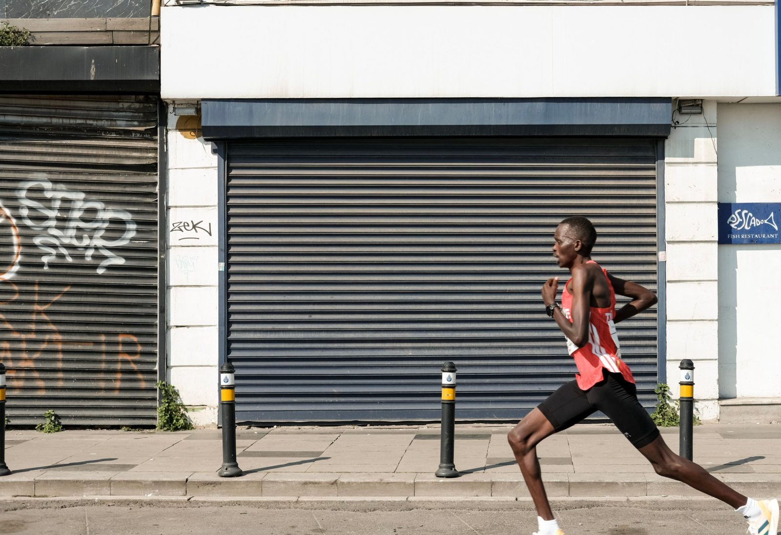 Un coureur de fond en pleine course dans une rue